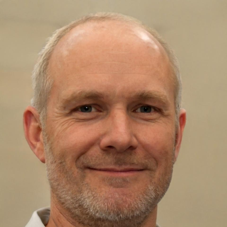 Profesor especialista en finanzas corporativas