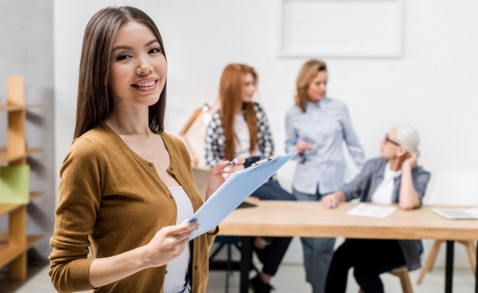 Profesionales trabajando en análisis financiero y procesos presupuestarios