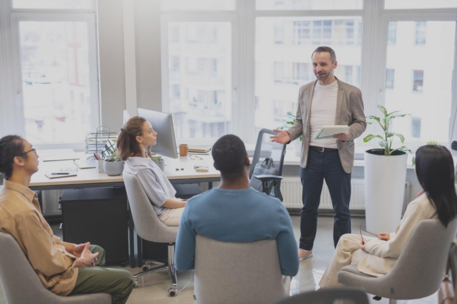 Sesión de formación práctica en gestión presupuestaria con casos reales