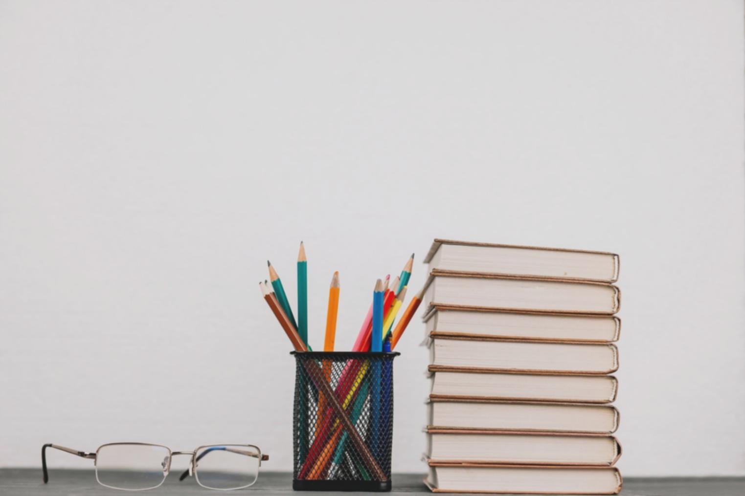 Equipo analizando flujos de trabajo y procesos de aprobación en una oficina moderna